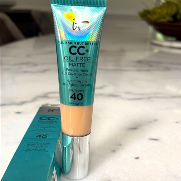 💥 NEW IT Cosmetics Cc+ Foundation Oil Free Matte Color Light Full Size 1.08 oz - Picture 1 of 4
